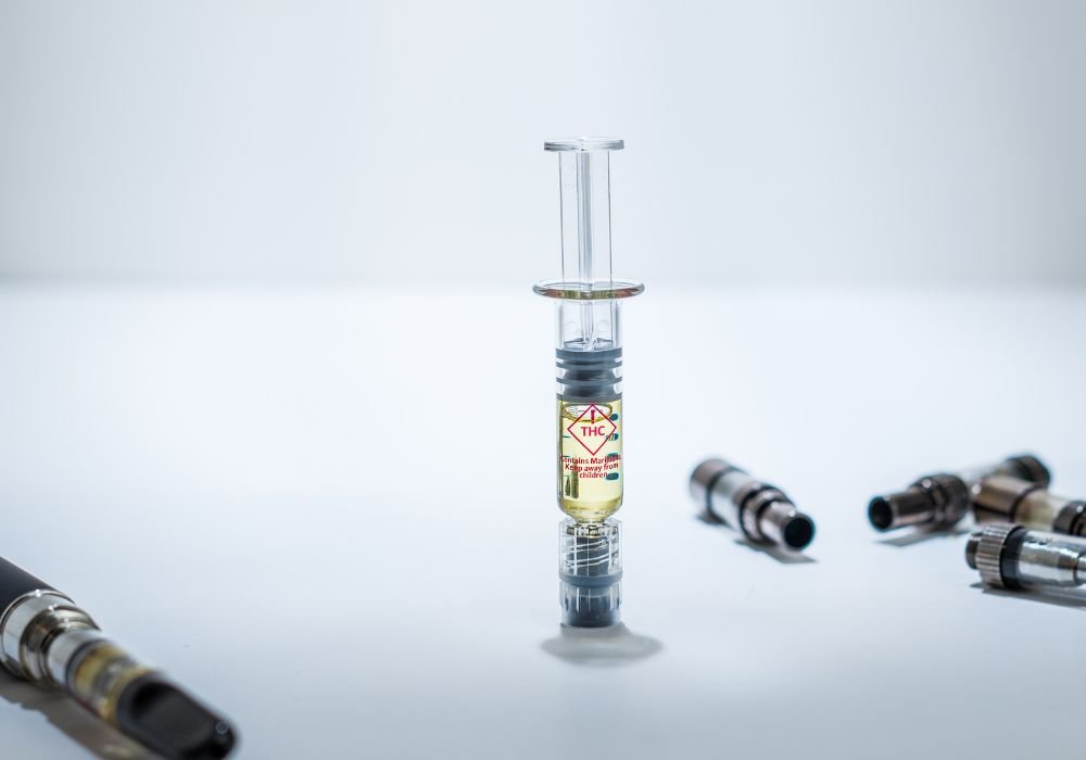 Image of cbd vaporizer and syringe