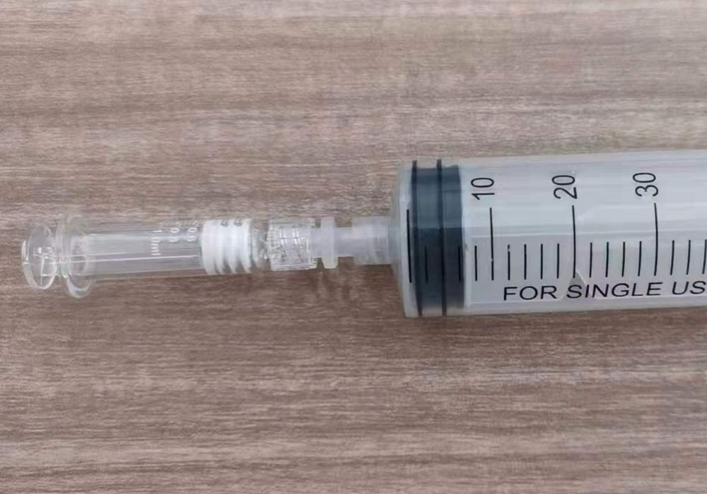 image of hand fill a dab syringe