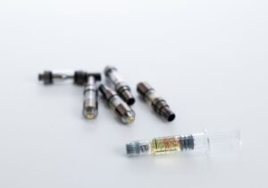 picture of vape cartridge and borosilicate syringe