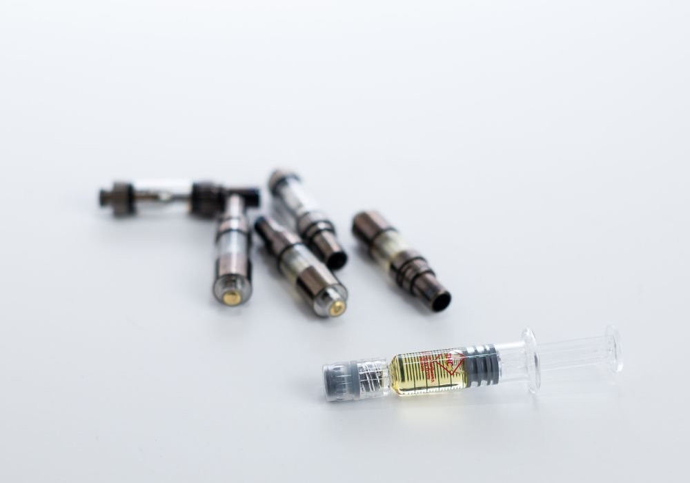 picture of vape cartridge and borosilicate syringe